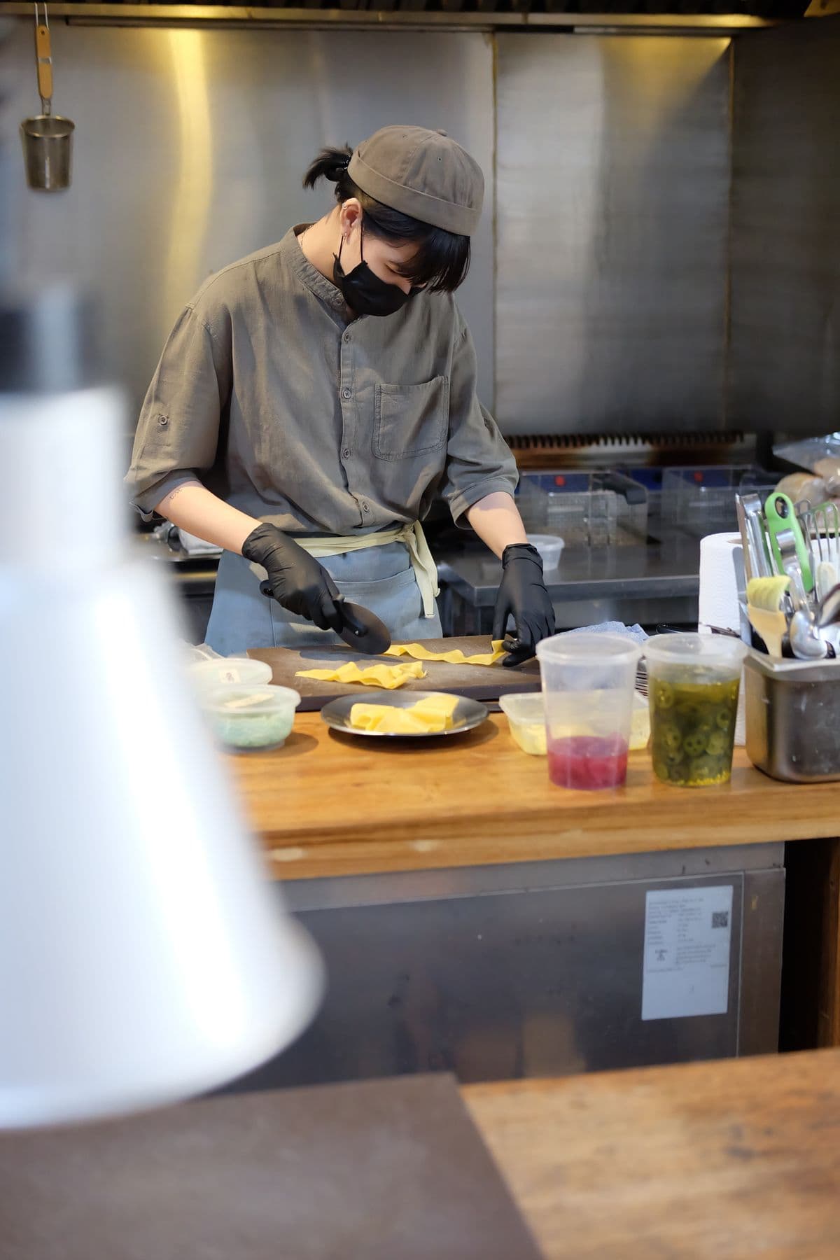 Préparation du poste de travail dans une cuisine professionnelle